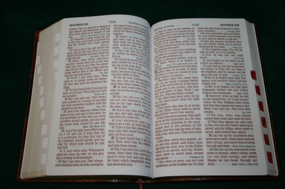 Holman Hand Size Giant Print Reference Bible KJV 047