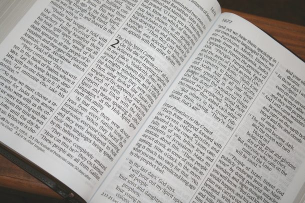 Tyndale's Giant Print NLT Bible Review - Bible Buying Guide