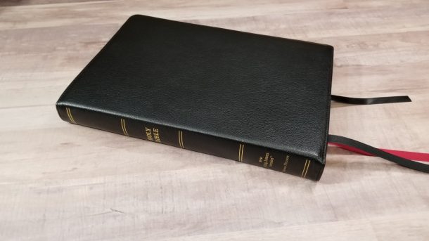 Premier Collection Nkjv Large Print Thinline Reference Bible - Bible 